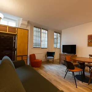 Au Pied De La Tour París
